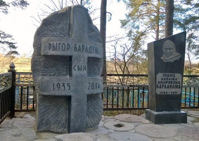 Надгробие известному белорусскому поэту Рыгору Барадуліну