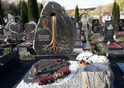 Надгробие руководителю литейного производства Мельникову