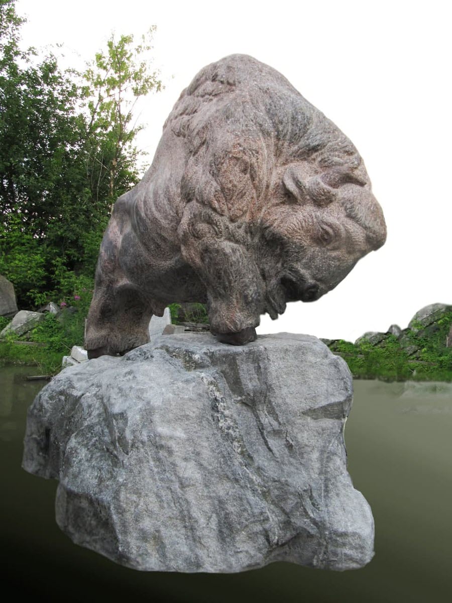 Монументальная скульптура Зубр на скале"